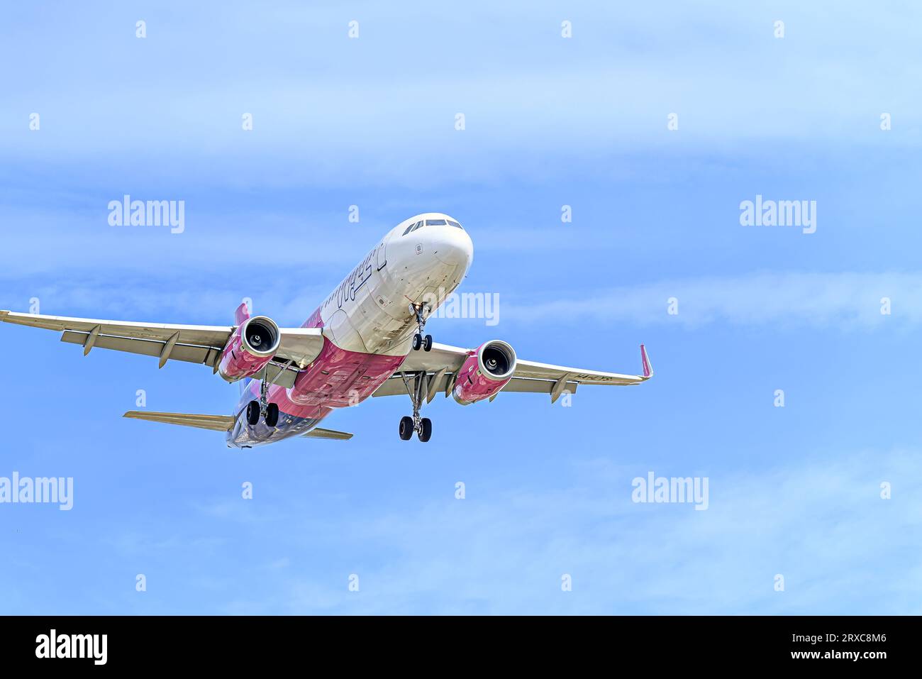 Barcellona, ​​Spain; 10 aprile 2023: Aereo Airbus A320 della compagnia Wizz Air, atterraggio all'aeroporto Josep Tarradellas Barcelona-el Prat Foto Stock