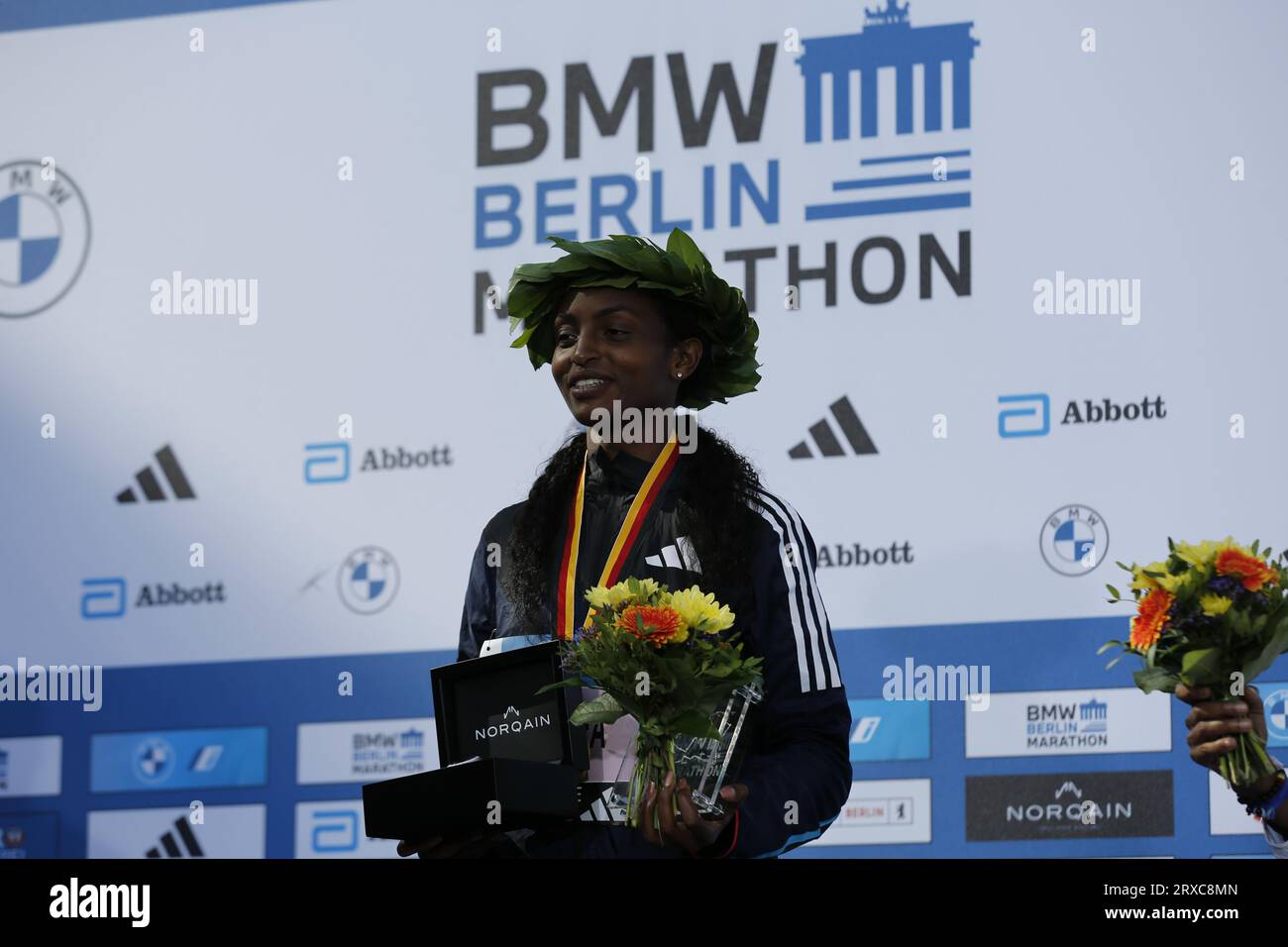 24/09/2023, Berlino, Germania. Tigst Assefa alla cerimonia di premiazione. Tigst Assefa dall'Etiopia corre un favoloso record del mondo e vince la 49a maratona di Berlino femminile in 2:11:53 ore. Il secondo posto è andato allo Sheila CHEPKIRUI dal Kenya con 2:17:49 ore e il terzo posto è stato vinto da Magdalena Shauri dalla Tanzania con 02:18:43 ore. Sven Sstruck / Alamy Live News Sven Sstruck / Alamy Live News Foto Stock