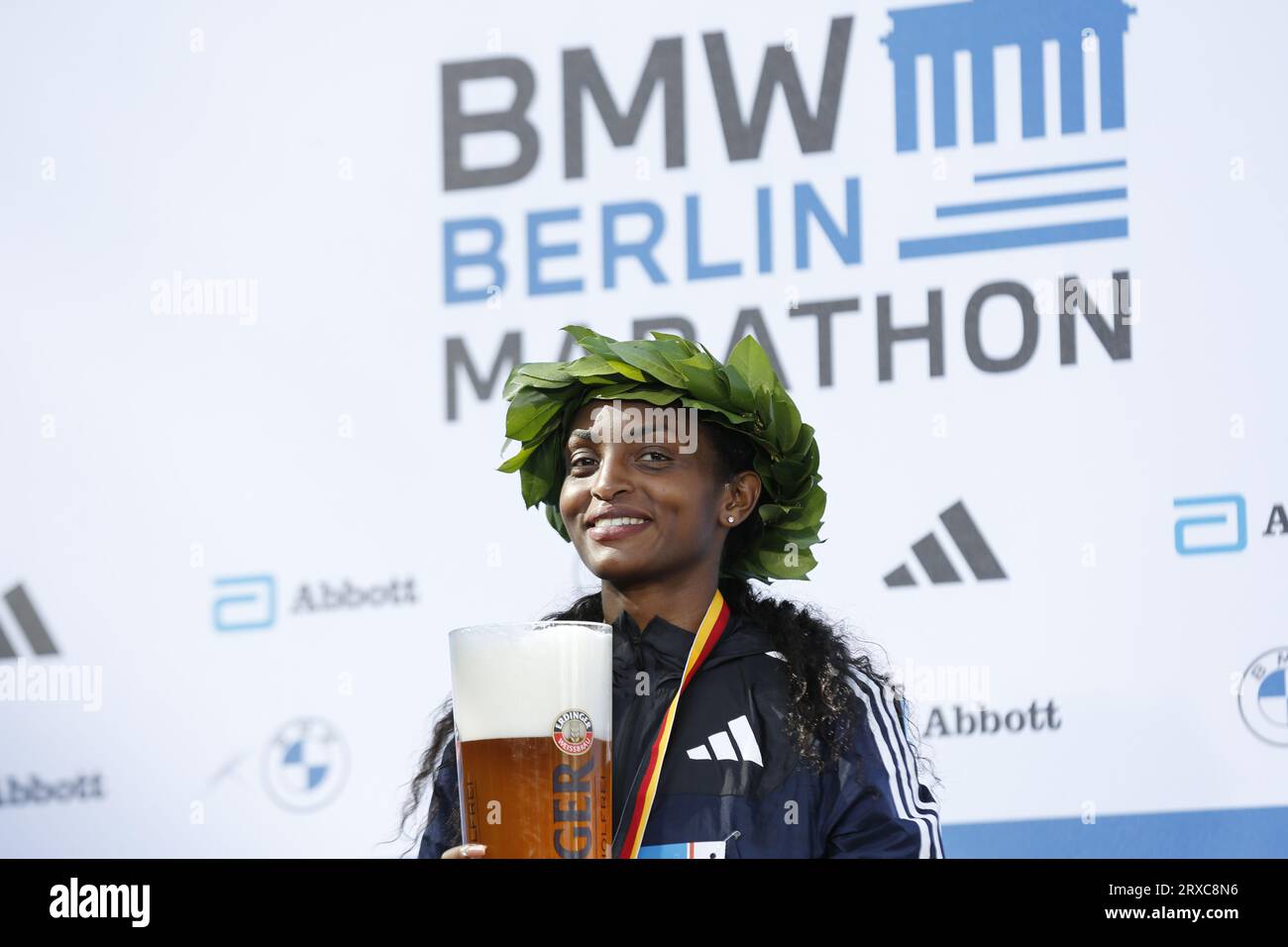 24/09/2023, Berlino, Germania. Tigst Assefa alla cerimonia di premiazione. Tigst Assefa dall'Etiopia corre un favoloso record del mondo e vince la 49a maratona di Berlino femminile in 2:11:53 ore. Il secondo posto è andato allo Sheila CHEPKIRUI dal Kenya con 2:17:49 ore e il terzo posto è stato vinto da Magdalena Shauri dalla Tanzania con 02:18:43 ore. Sven Sstruck / Alamy Live News Sven Sstruck / Alamy Live News Foto Stock