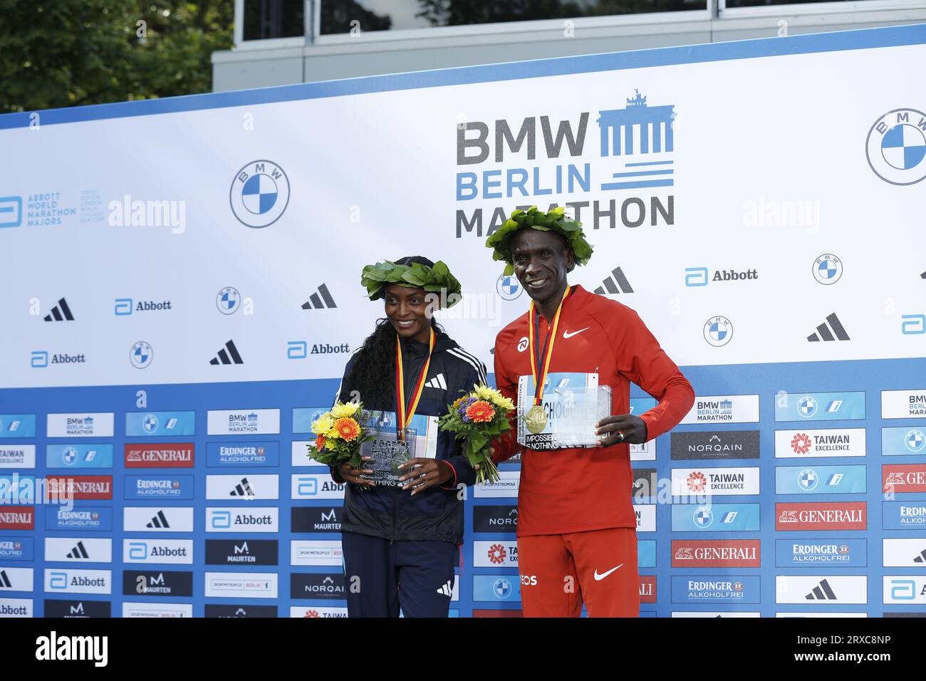 24/09/2023, Berlino, Germania. Tigst Assefa ed Eliud Kipchoge alla cerimonia di premiazione. Tigst Assefa dall'Etiopia corre un favoloso record del mondo e vince la 49a maratona di Berlino femminile in 2:11:53 ore. Il secondo posto è andato allo Sheila CHEPKIRUI dal Kenya con 2:17:49 ore e il terzo posto è stato vinto da Magdalena Shauri dalla Tanzania con 02:18:43 ore. Sven Sstruck / Alamy Live News Sven Sstruck / Alamy Live News Foto Stock