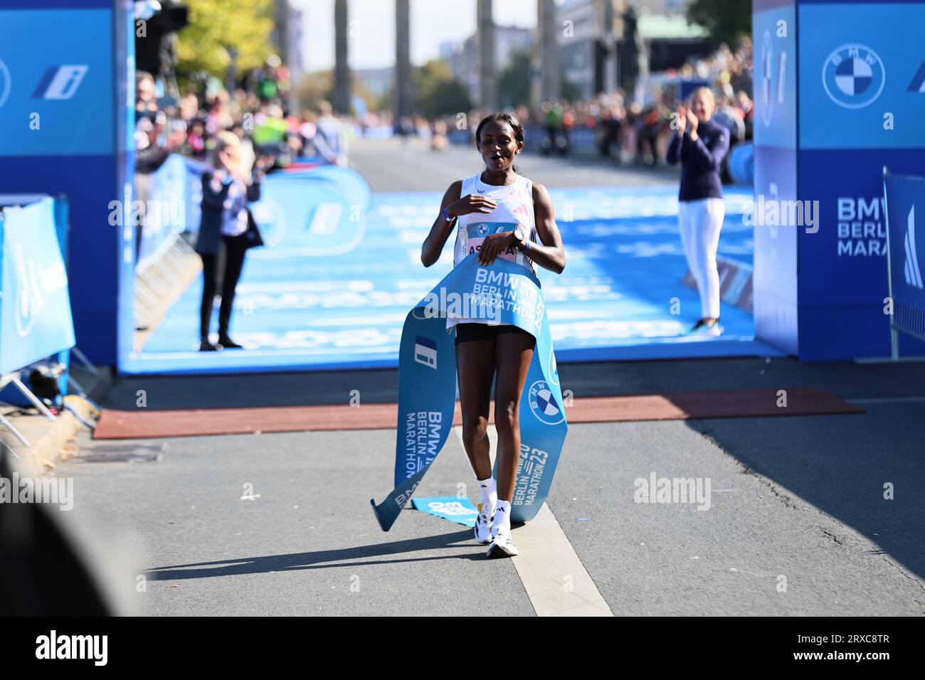 24/09/2023, Berlino, Germania. Tigst Assefa alla fine. Tigst Assefa dall'Etiopia corre un favoloso record del mondo e vince la 49a maratona di Berlino femminile in 2:11:53 ore. Il secondo posto è andato allo Sheila CHEPKIRUI dal Kenya con 2:17:49 ore e il terzo posto è stato vinto da Magdalena Shauri dalla Tanzania con 02:18:43 ore. Sven Sstruck / Alamy Live News Sven Sstruck / Alamy Live News Foto Stock