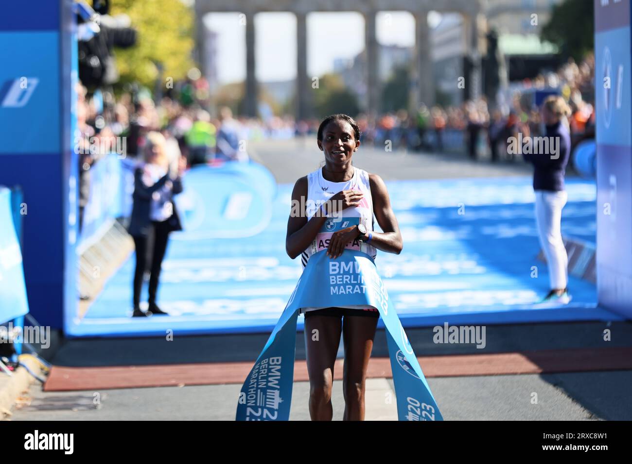 24/09/2023, Berlino, Germania. Tigst Assefa alla fine. Tigst Assefa dall'Etiopia corre un favoloso record del mondo e vince la 49a maratona di Berlino femminile in 2:11:53 ore. Il secondo posto è andato allo Sheila CHEPKIRUI dal Kenya con 2:17:49 ore e il terzo posto è stato vinto da Magdalena Shauri dalla Tanzania con 02:18:43 ore. Sven Sstruck / Alamy Live News Sven Sstruck / Alamy Live News Foto Stock