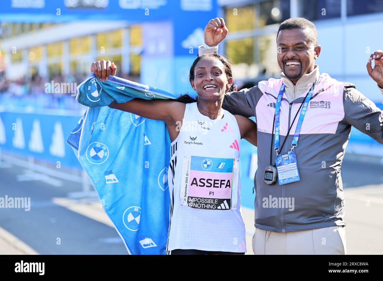 24/09/2023, Berlino, Germania. Tigst Assefa dopo il traguardo. Tigst Assefa dall'Etiopia corre un favoloso record del mondo e vince la 49a maratona di Berlino femminile in 2:11:53 ore. Il secondo posto è andato allo Sheila CHEPKIRUI dal Kenya con 2:17:49 ore e il terzo posto è stato vinto da Magdalena Shauri dalla Tanzania con 02:18:43 ore. Sven Sstruck / Alamy Live News Sven Sstruck / Alamy Live News Foto Stock