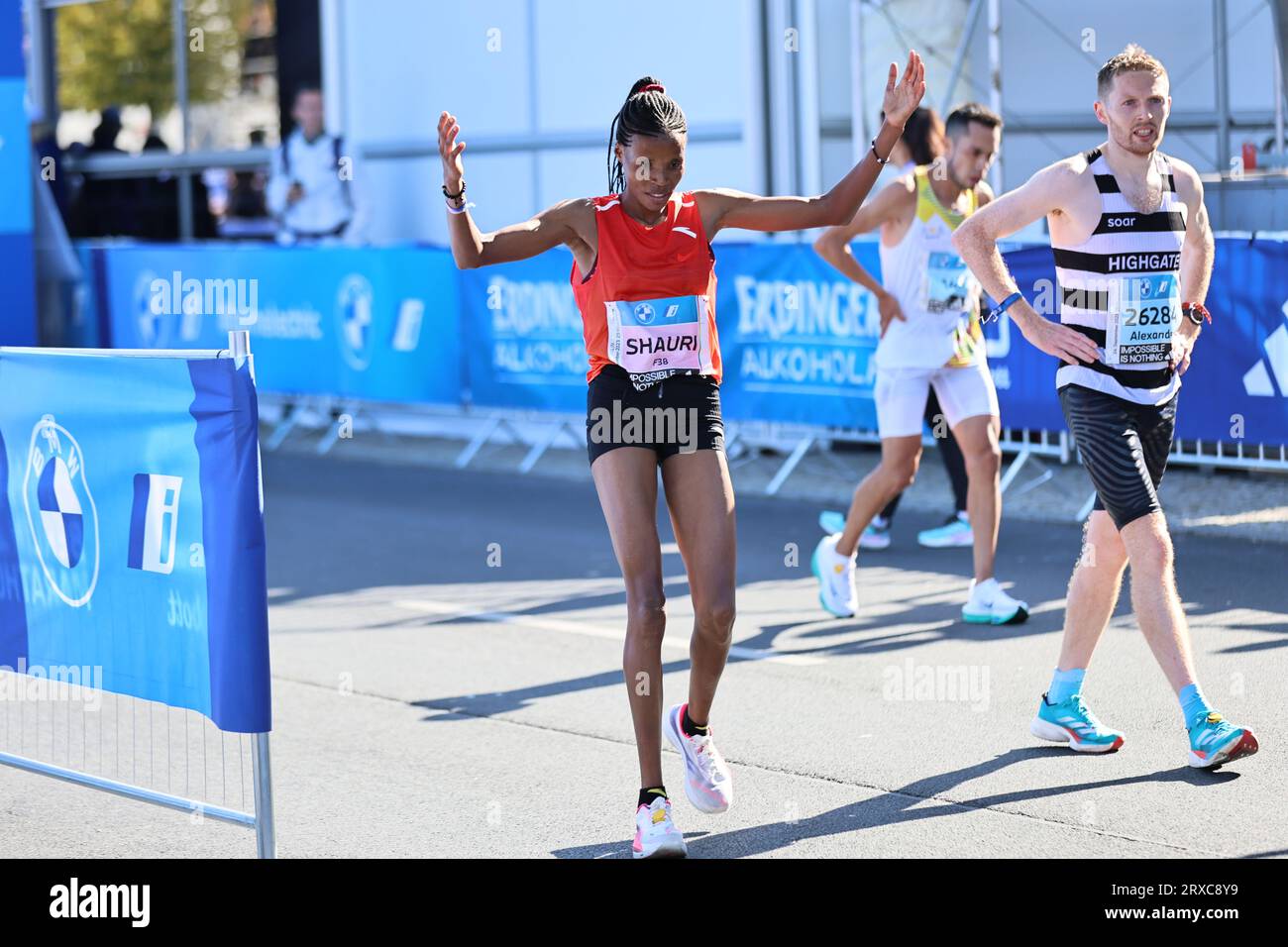 24/09/2023, Berlino, Germania. Magdalena Shauri alla fine. Tigst Assefa dall'Etiopia corre un favoloso record del mondo e vince la 49a maratona di Berlino femminile in 2:11:53 ore. Il secondo posto è andato allo Sheila CHEPKIRUI dal Kenya con 2:17:49 ore e il terzo posto è stato vinto da Magdalena Shauri dalla Tanzania con 02:18:43 ore. Sven Sstruck / Alamy Live News Sven Sstruck / Alamy Live News Foto Stock