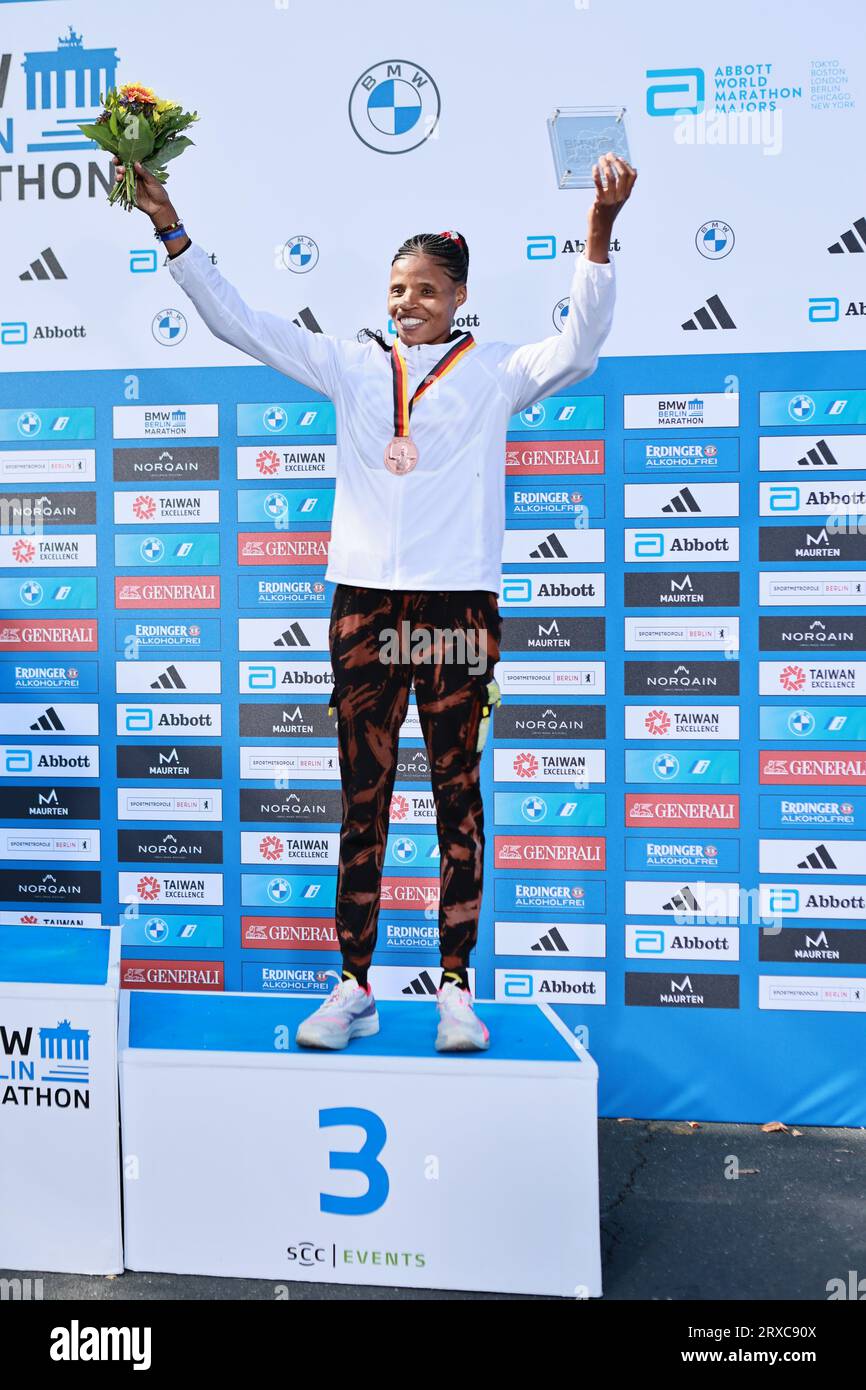 24/09/2023, Berlino, Germania. Magdalena Shauri alla cerimonia di premiazione. Tigst Assefa dall'Etiopia corre un favoloso record del mondo e vince la 49a maratona di Berlino femminile in 2:11:53 ore. Il secondo posto è andato allo Sheila CHEPKIRUI dal Kenya con 2:17:49 ore e il terzo posto è stato vinto da Magdalena Shauri dalla Tanzania con 02:18:43 ore. Sven Sstruck / Alamy Live News Sven Sstruck / Alamy Live News Foto Stock