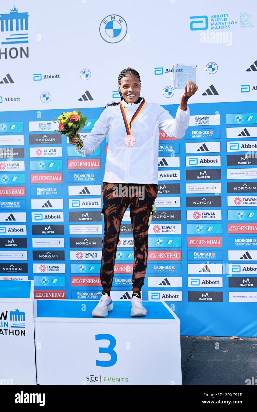 24/09/2023, Berlino, Germania. Magdalena Shauri alla cerimonia di premiazione. Tigst Assefa dall'Etiopia corre un favoloso record del mondo e vince la 49a maratona di Berlino femminile in 2:11:53 ore. Il secondo posto è andato allo Sheila CHEPKIRUI dal Kenya con 2:17:49 ore e il terzo posto è stato vinto da Magdalena Shauri dalla Tanzania con 02:18:43 ore. Sven Sstruck / Alamy Live News Sven Sstruck / Alamy Live News Foto Stock