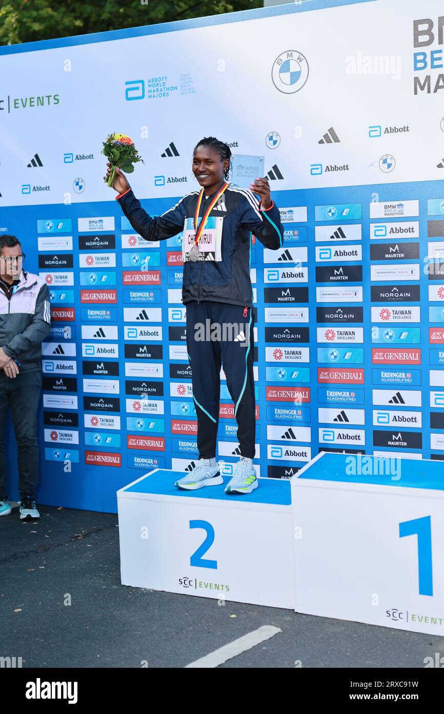 24/09/2023, Berlino, Germania. Sheila CHEPKIRUI alla cerimonia di premiazione. Tigst Assefa dall'Etiopia corre un favoloso record del mondo e vince la 49a maratona di Berlino femminile in 2:11:53 ore. Il secondo posto è andato allo Sheila CHEPKIRUI dal Kenya con 2:17:49 ore e il terzo posto è stato vinto da Magdalena Shauri dalla Tanzania con 02:18:43 ore. Sven Sstruck / Alamy Live News Sven Sstruck / Alamy Live News Foto Stock