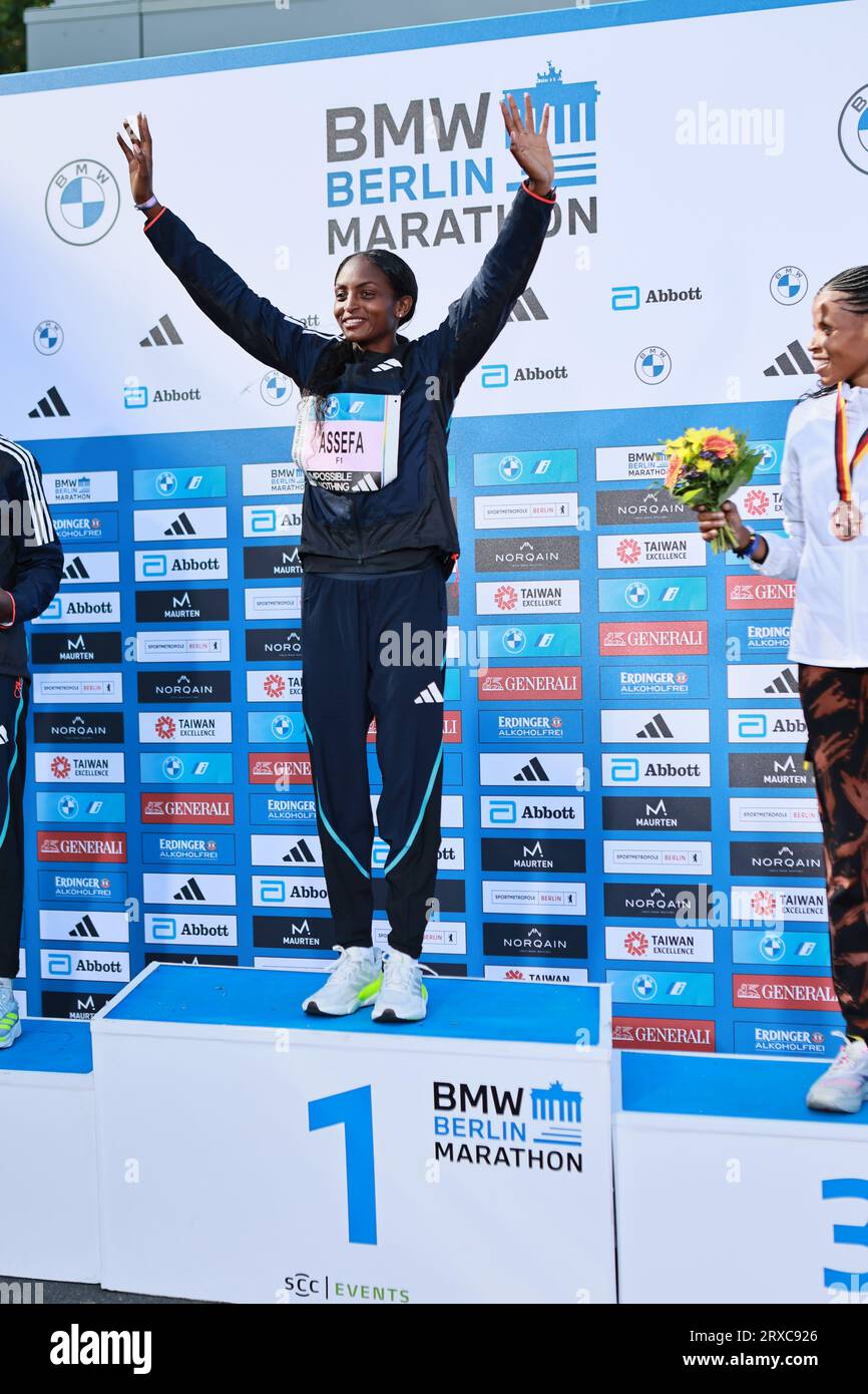 24/09/2023, Berlino, Germania.Tigst Assefa alla cerimonia di premiazione. Tigst Assefa dall'Etiopia corre un favoloso record del mondo e vince la 49a maratona di Berlino femminile in 2:11:53 ore. Il secondo posto è andato allo Sheila CHEPKIRUI dal Kenya con 2:17:49 ore e il terzo posto è stato vinto da Magdalena Shauri dalla Tanzania con 02:18:43 ore. Sven Sstruck / Alamy Live News Sven Sstruck / Alamy Live News Foto Stock