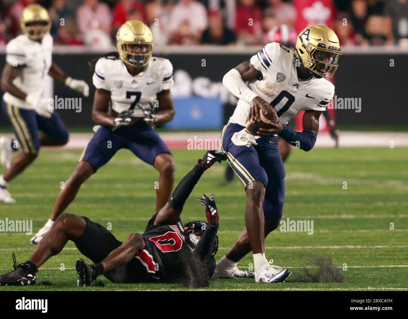 Il defensive back degli Indiana Hoosiers Noah Pierre (0) affronta il quarterback Akron Zips DJ Irons (0) durante una partita di football universitario NCAA a Bloomington. IU ha vinto 29-27 ai supplementari. Foto Stock