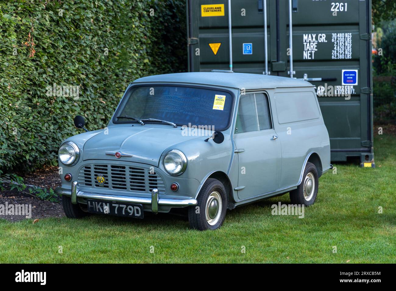 Settembre 2023 - minivan grigio classico al raduno di gara Goodwood Revival. Foto Stock