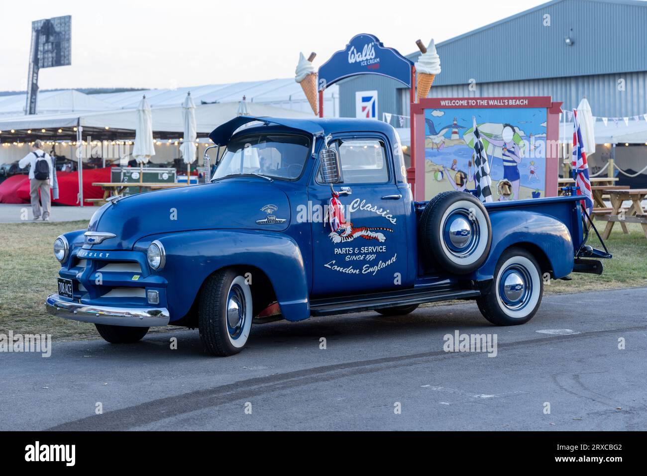 Settembre 2023 - il pick up Blue American viene utilizzato per raccogliere motociclette scomposte dal circuito durante la riunione di gara di Goodwood Revival. Foto Stock