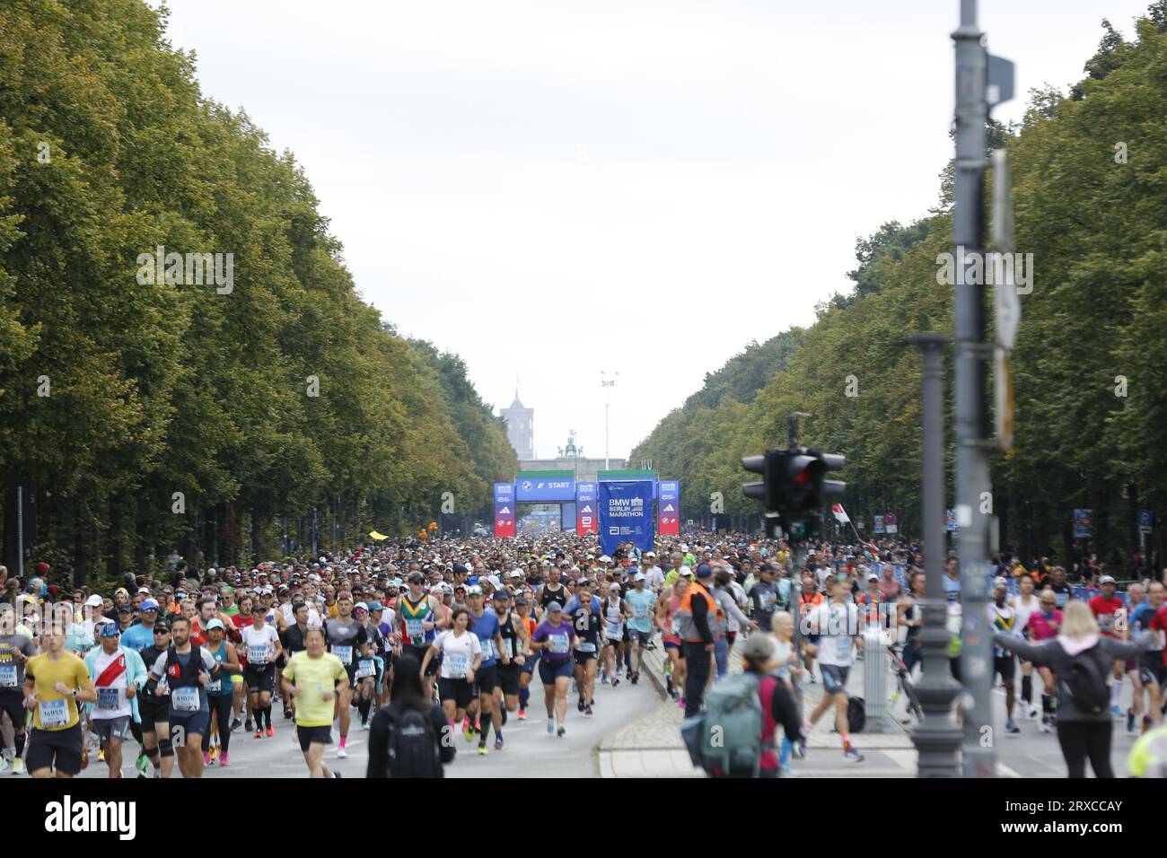 24/09/2023, Berlino, Germania. Runners al Siegessäule di Berlino-Tiergarten.la BMW-Berlin Marathon il 24 settembre 2023. Si tratta della 49a edizione della BMW Berlin Marathon con 47.912 partecipanti registrati. Sven Sstruck / Alamy Live News Foto Stock