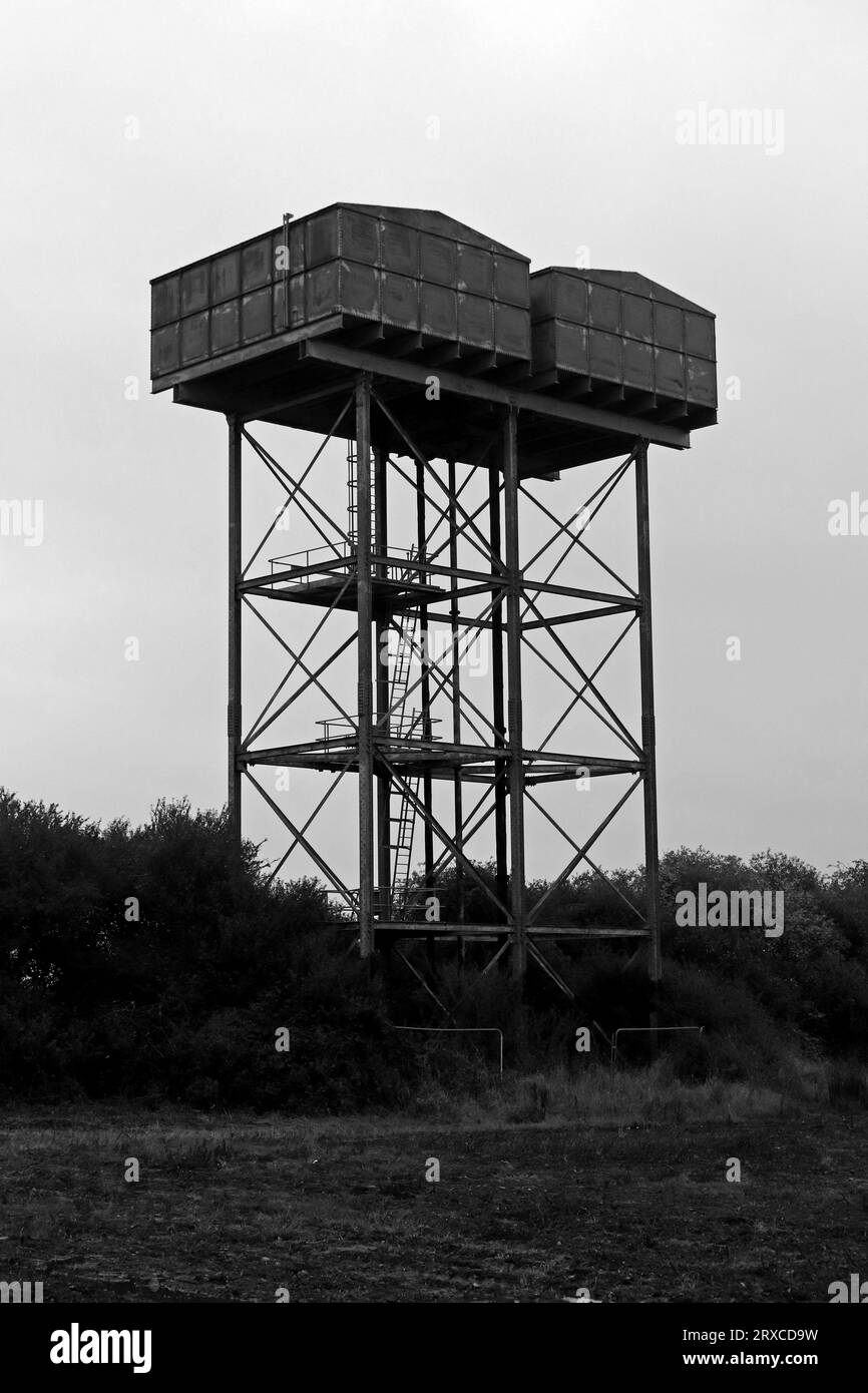 Tranwell Water Tower, un'antica torre d'acqua in metallo si erge sopra la campagna northumbriana nel villaggio di Tranwell vicino a Morpeth. Foto Stock