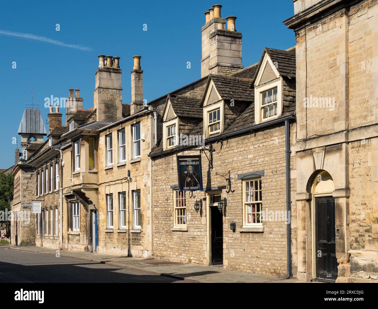 Lord Burghley Public House e vecchi edifici in pietra a Broad Street in un soleggiato giorno di settembre, Stamford, Lincolnshire, Inghilterra, Regno Unito Foto Stock