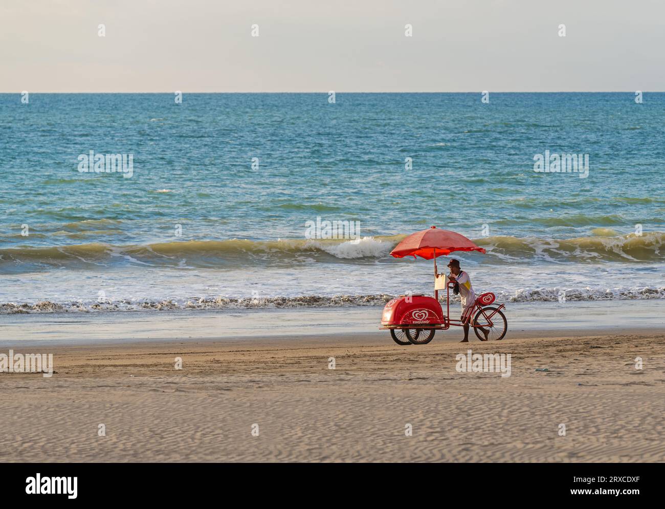 Distributore di gelati sulla stessa spiaggia vicino all'Oceano Pacifico nella provincia di Esmeraldas, Ecuador. Foto Stock