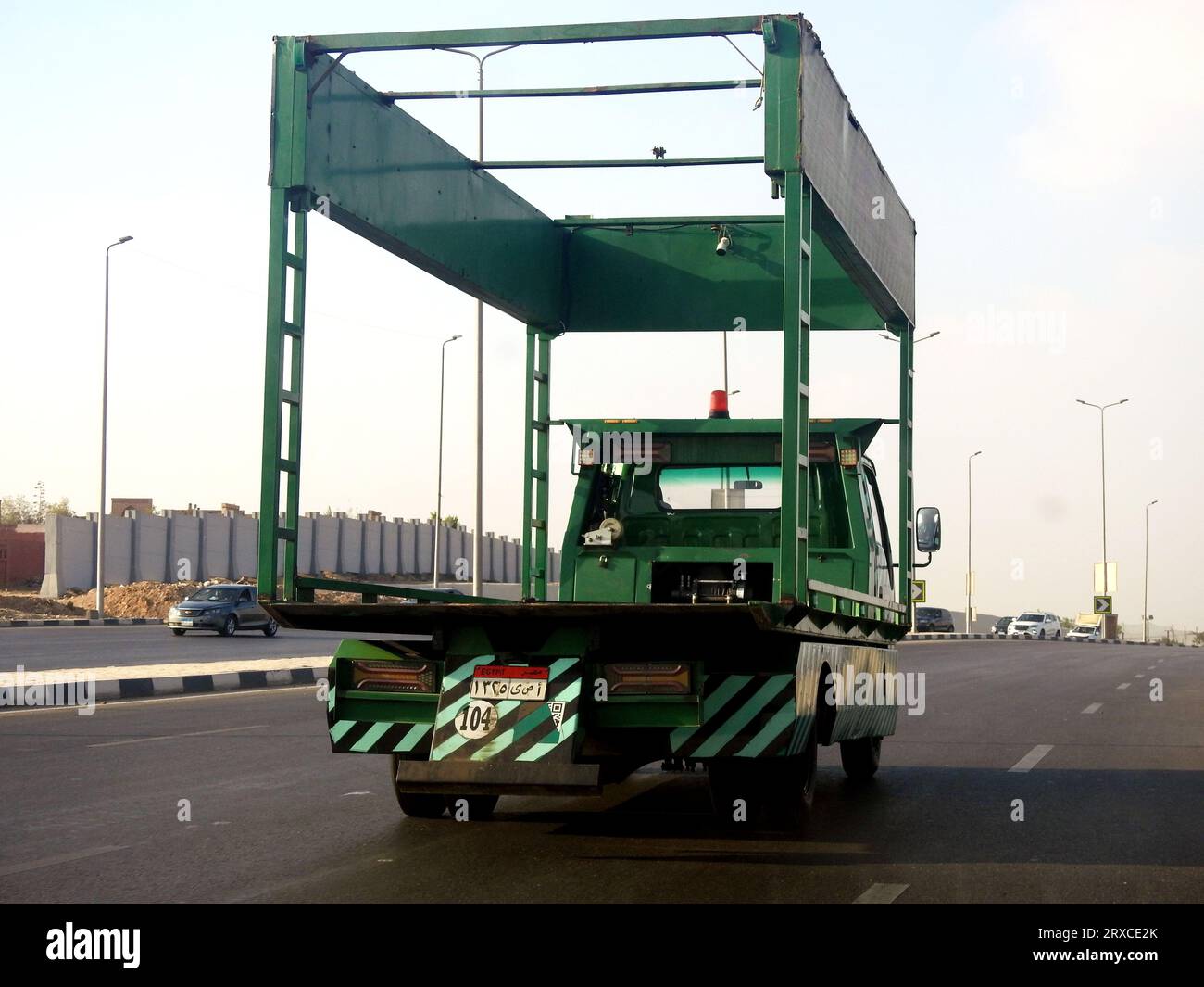 Cairo, Egitto, 19 settembre 2023: Paranco di sollevamento montato su veicolo elettrico su camion a pianale per trasporti di emergenza di auto che necessitano di manutenzione, Foto Stock