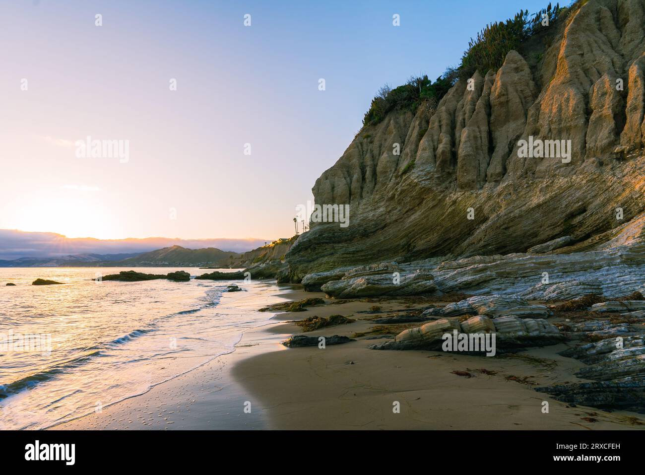 Costa rocciosa con bassa marea al tramonto, costa centrale della California Foto Stock