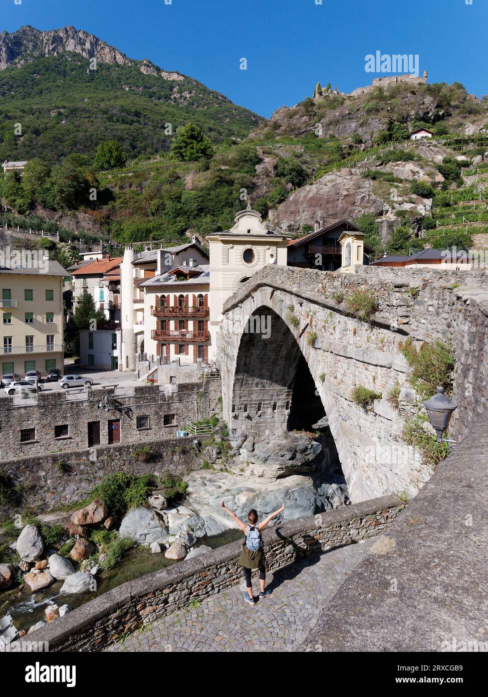 Pont-Saint-Martin un ponte romano sul fiume Dora Baltea nella città che prende il nome dal ponte nella regione Valle d'Aosta NW Italia, 24 settembre 2023 Foto Stock