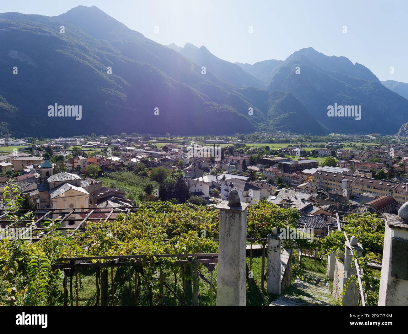Vista dal vigneto di Pont-Saint Martin sulla città con chiesa in una valle alpina nella regione Valle d'Aosta a nord-ovest Italia, 24 settembre 2023 Foto Stock