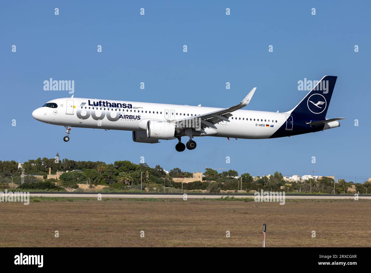 Lufthansa Airbus A321-271NX (REG: D-AIEQ) che trasporta gli adesivi 600th Airbus del Lufthansa Group. Foto Stock