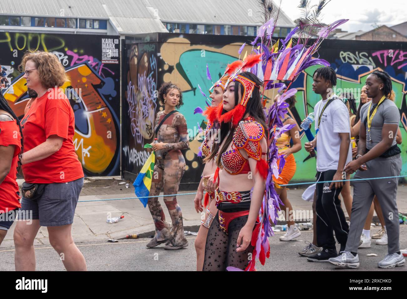NOTTING HILL, LONDRA, INGHILTERRA - 28 agosto 2023: Artisti che indossano costumi al Carnevale di Notting Hill 2023 Foto Stock