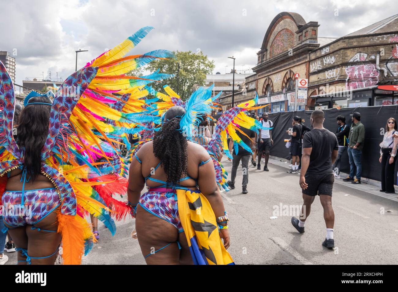 NOTTING HILL, LONDRA, INGHILTERRA - 28 agosto 2023: Artisti che indossano costumi al Carnevale di Notting Hill 2023 Foto Stock
