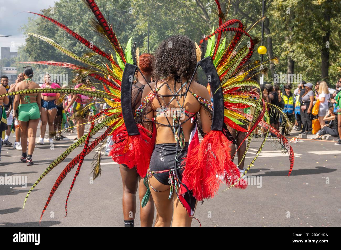 NOTTING HILL, LONDRA, INGHILTERRA - 28 agosto 2023: Artisti che indossano costumi al Carnevale di Notting Hill 2023 Foto Stock