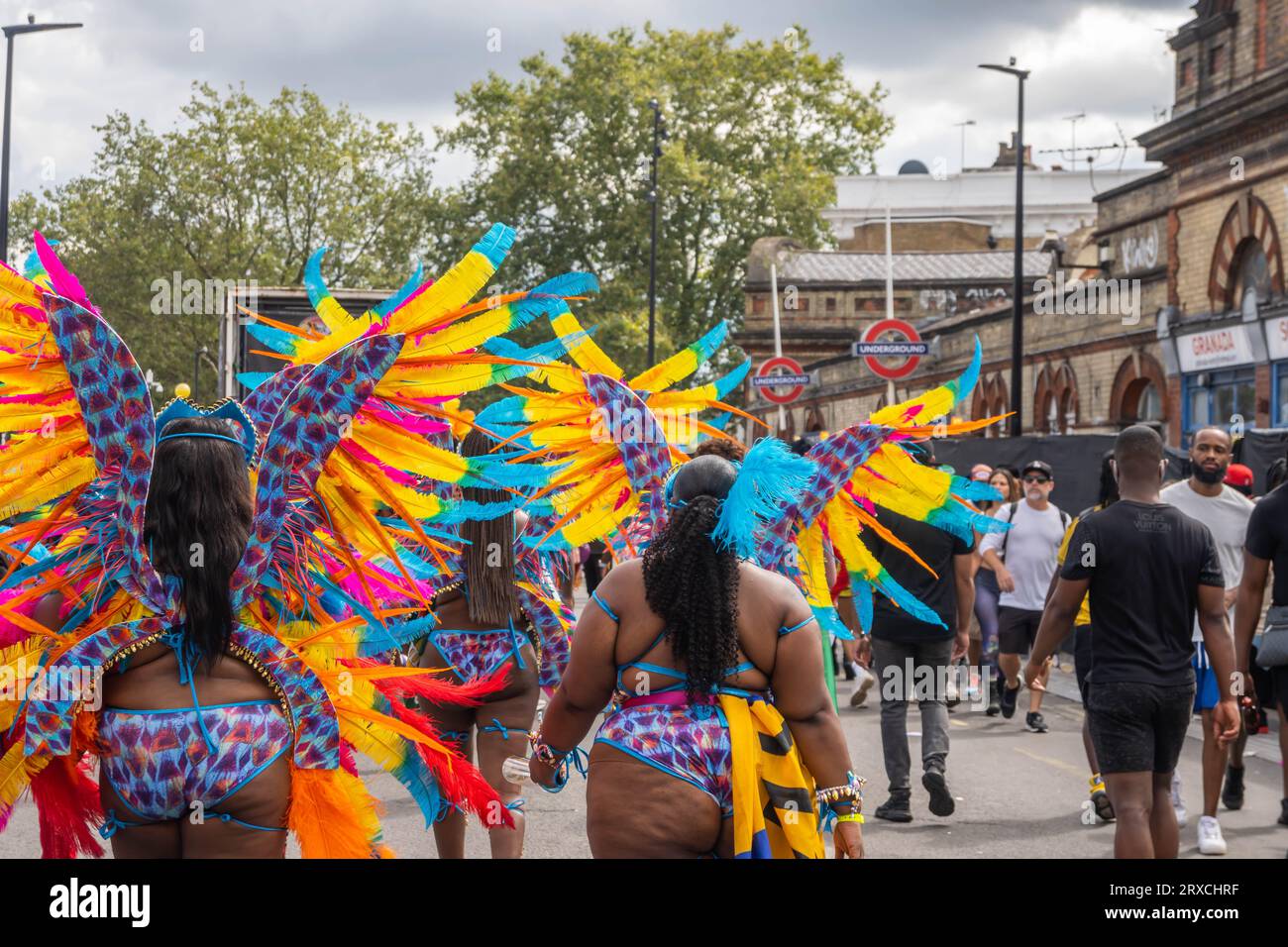 NOTTING HILL, LONDRA, INGHILTERRA - 28 agosto 2023: Artisti che indossano costumi al Carnevale di Notting Hill 2023 Foto Stock