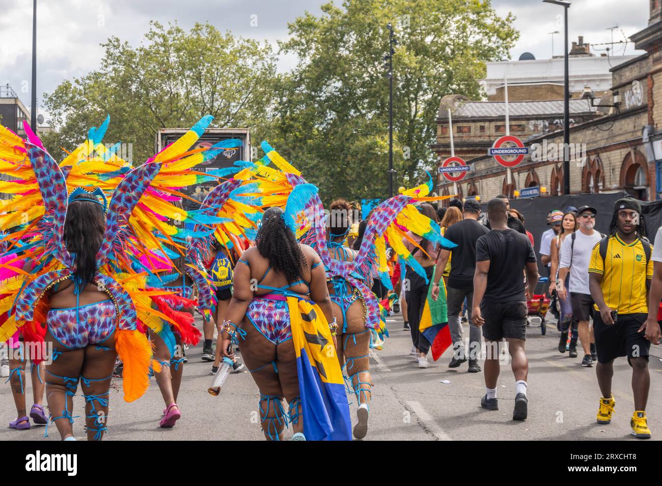 NOTTING HILL, LONDRA, INGHILTERRA - 28 agosto 2023: Artisti che indossano costumi al Carnevale di Notting Hill 2023 Foto Stock