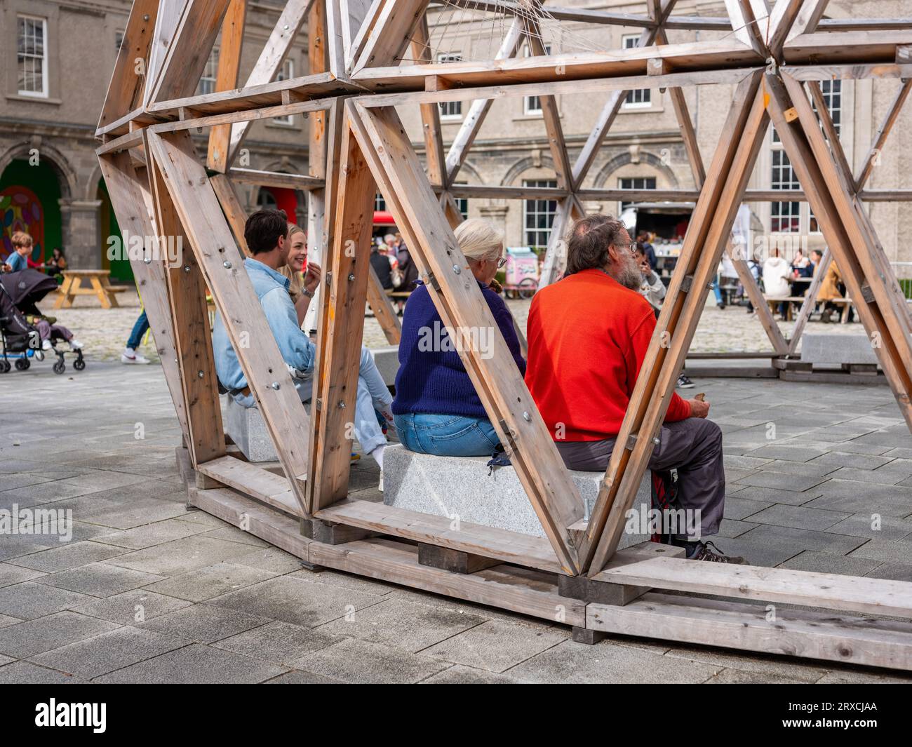 I visitatori apprezzano il terreno dell'Irish Museum of Modern Art, presso il Royal Hospital Kilmainham di Dublino, in Irlanda. Foto Stock