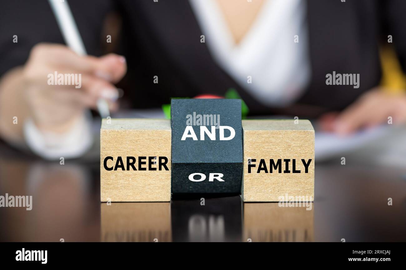 Simbolo per la combinazione di carriera e famiglia. La mano trasforma il cubo e cambia l'espressione "carriera o famiglia" in "carriera e famiglia". Foto Stock