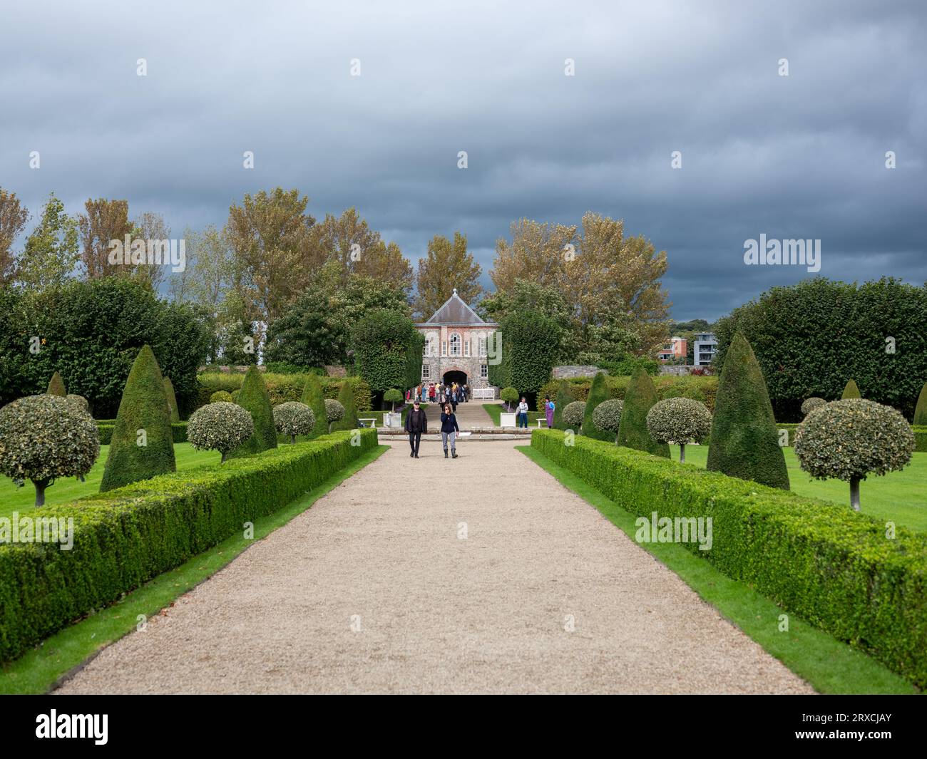 I visitatori apprezzano il terreno dell'Irish Museum of Modern Art, presso il Royal Hospital Kilmainham di Dublino, in Irlanda. Foto Stock