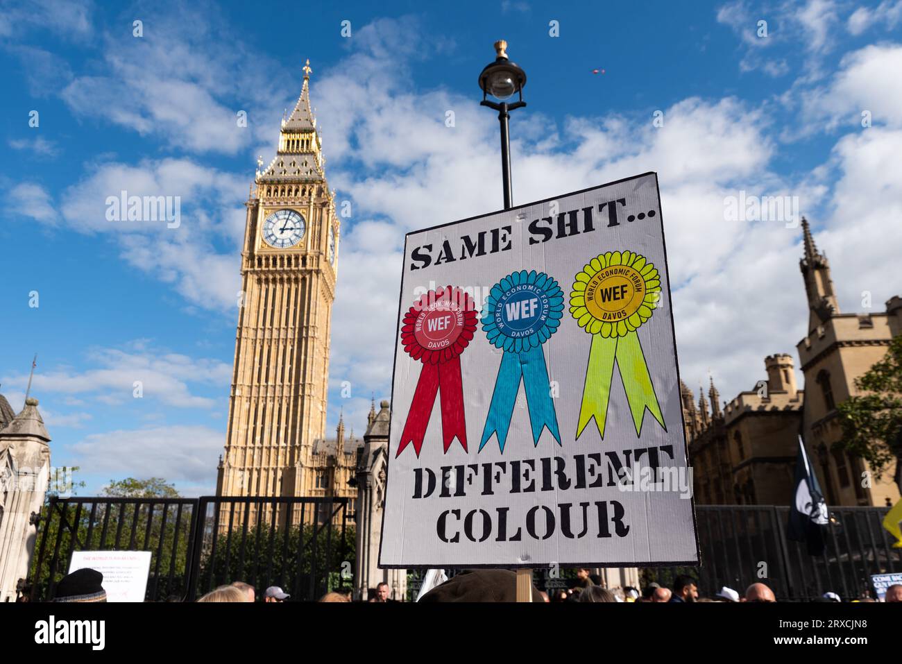 Raduno per la libertà a Londra, protestando contro il controllo del governo e promuovendo la libertà di parola. Forum economico mondiale riferimento ai partiti politici del Regno Unito Foto Stock