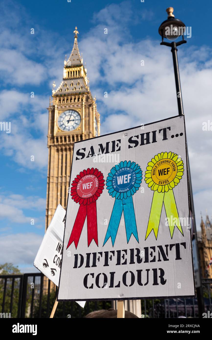 Raduno per la libertà a Londra, protestando contro il controllo del governo e promuovendo la libertà di parola. Forum economico mondiale riferimento ai partiti politici del Regno Unito Foto Stock