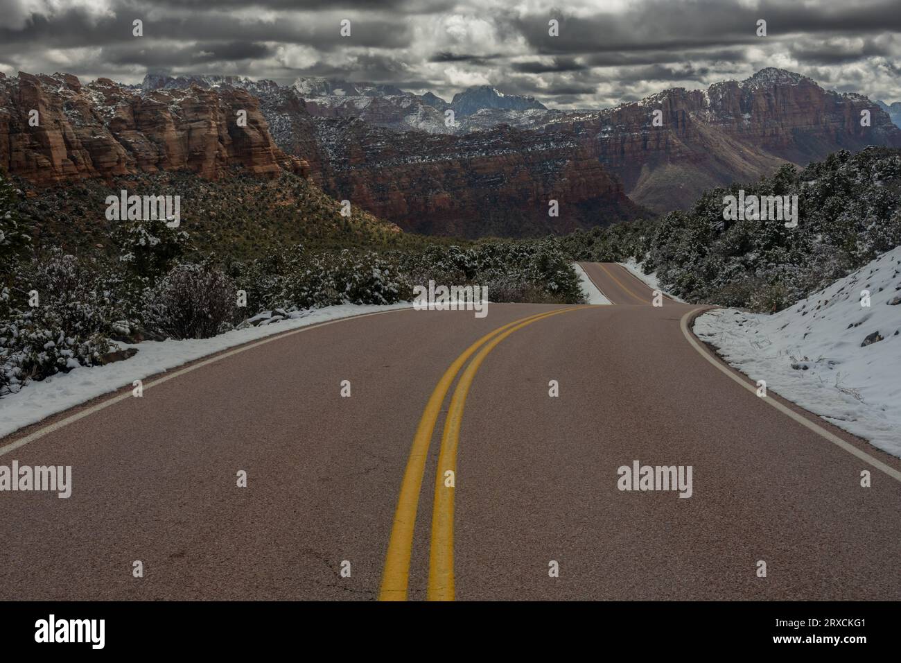 Kolob Terrace Road si snoda attraverso la neve nel Parco Nazionale di Zion Foto Stock