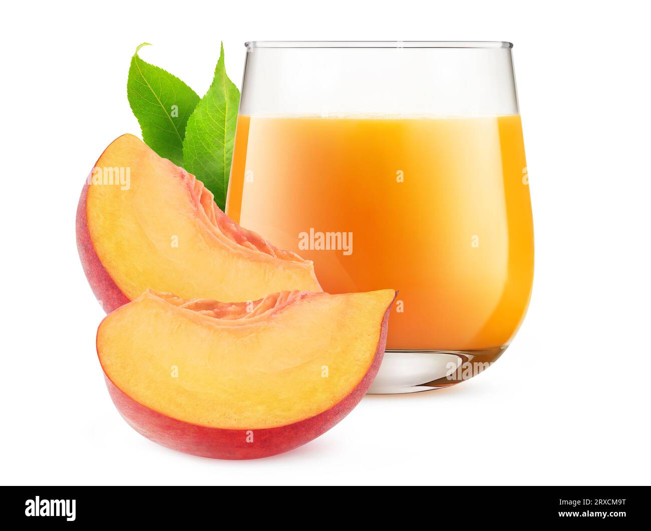 Due fette di frutta di pesca e un bicchiere di succo di pesca isolati su fondo bianco Foto Stock