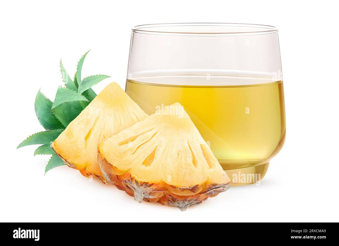 Succo di ananas in un bicchiere e pezzi di frutta isolati su sfondo bianco Foto Stock