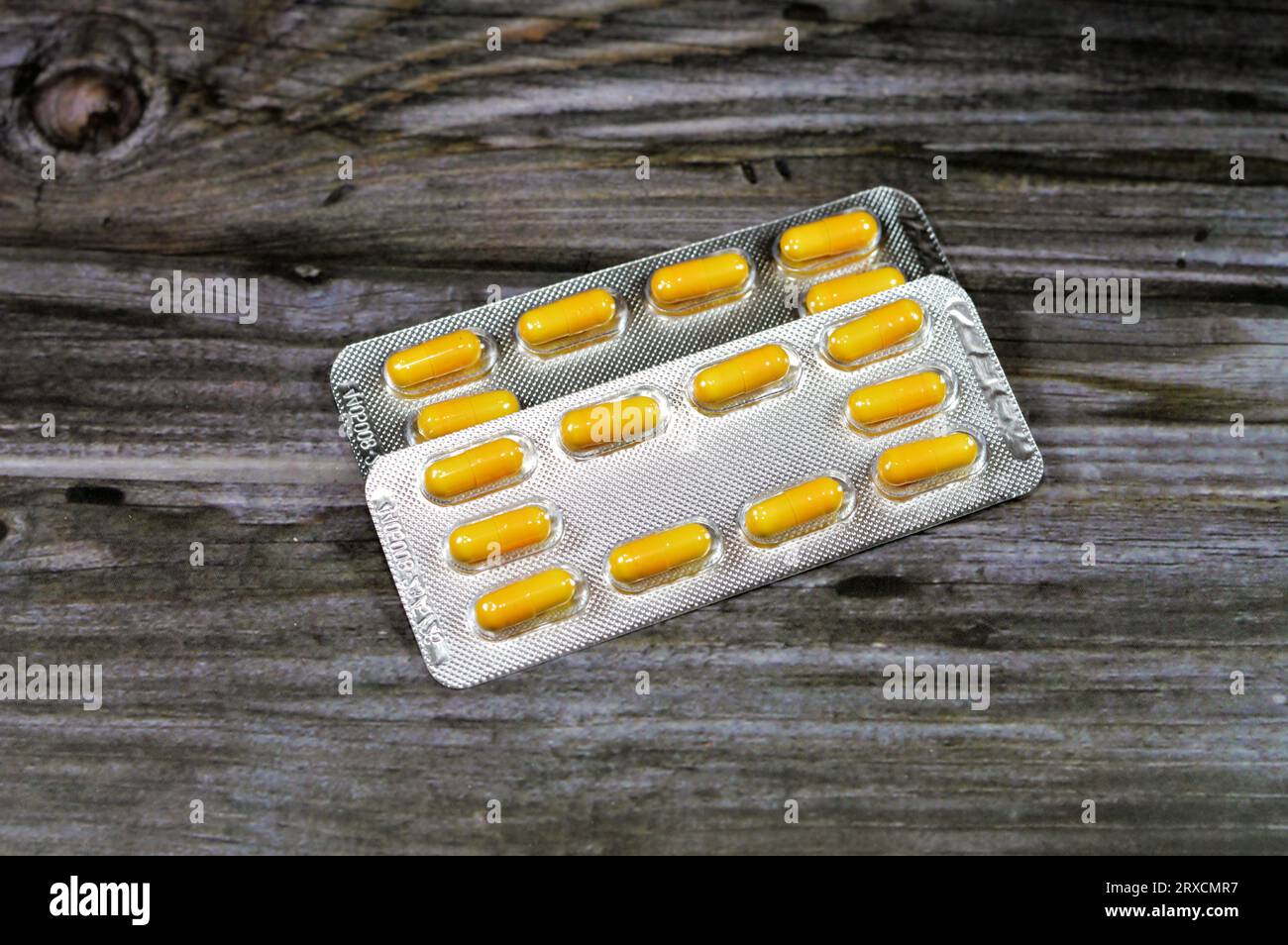 Capsule di farmaci, capsule gialle, trattamento, rimedio, uso di farmaci, abuso, concetto di prescrizione, antidolorifici e antibiotici, analgesici, prendere me Foto Stock