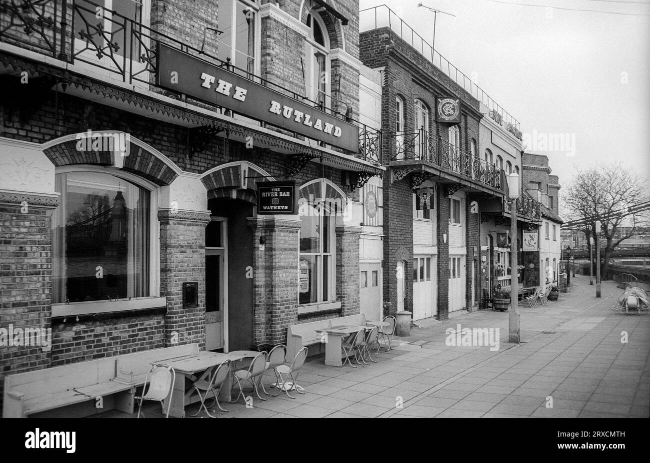 Foto in bianco e nero del 1976 di Lower Mall, Hammersmith all'esterno del Rutland Public House, ora Rutland Arms. Foto Stock