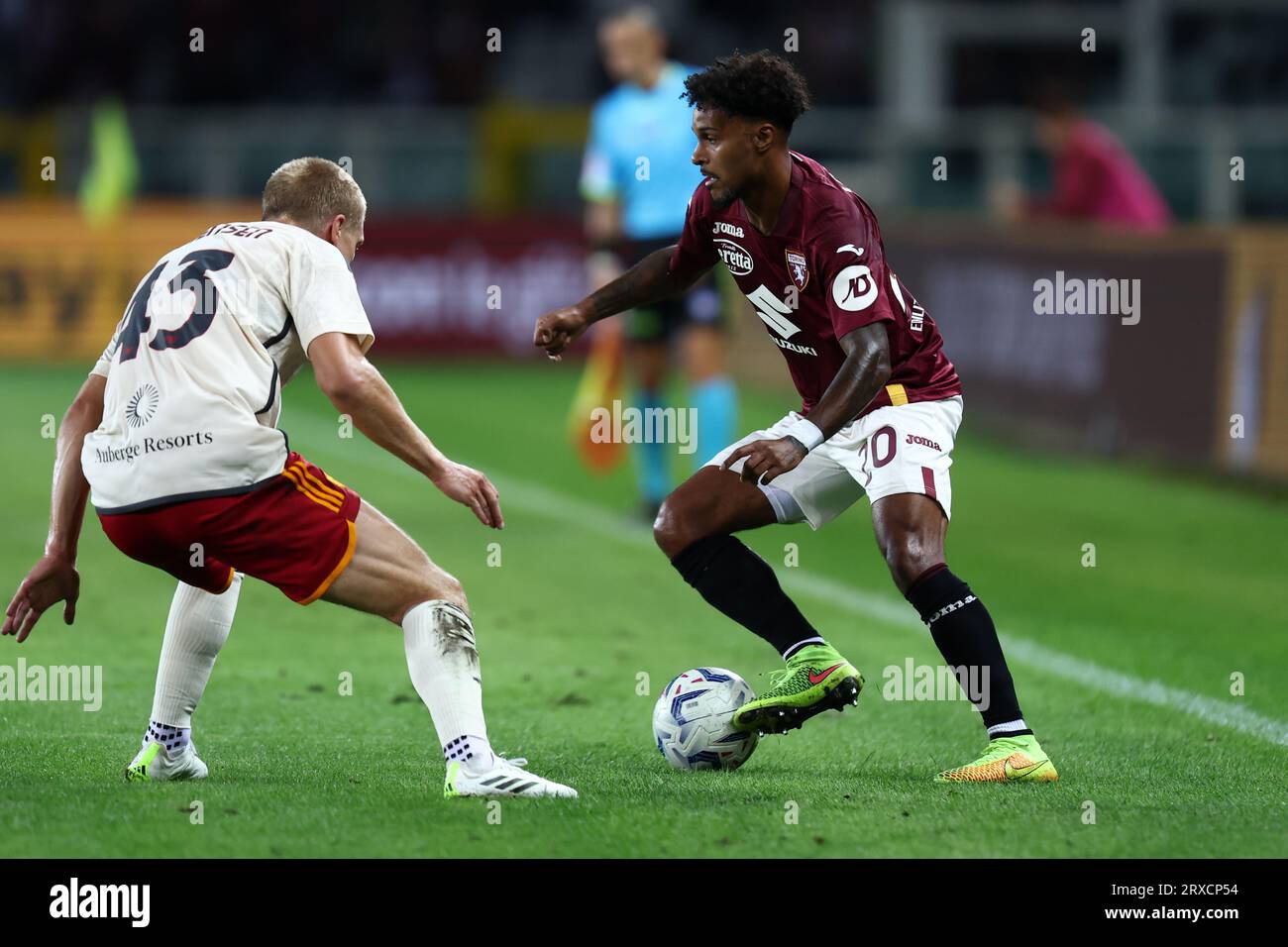 Torino, Italia. 24 settembre 2023. Rasmus Kristensen della AS Roma lotta per la palla durante la partita di serie A tra Torino FC e AS Roma allo Stadio Olimpico il 24 settembre 2023 a Torino. Crediti: Marco Canoniero/Alamy Live News Foto Stock