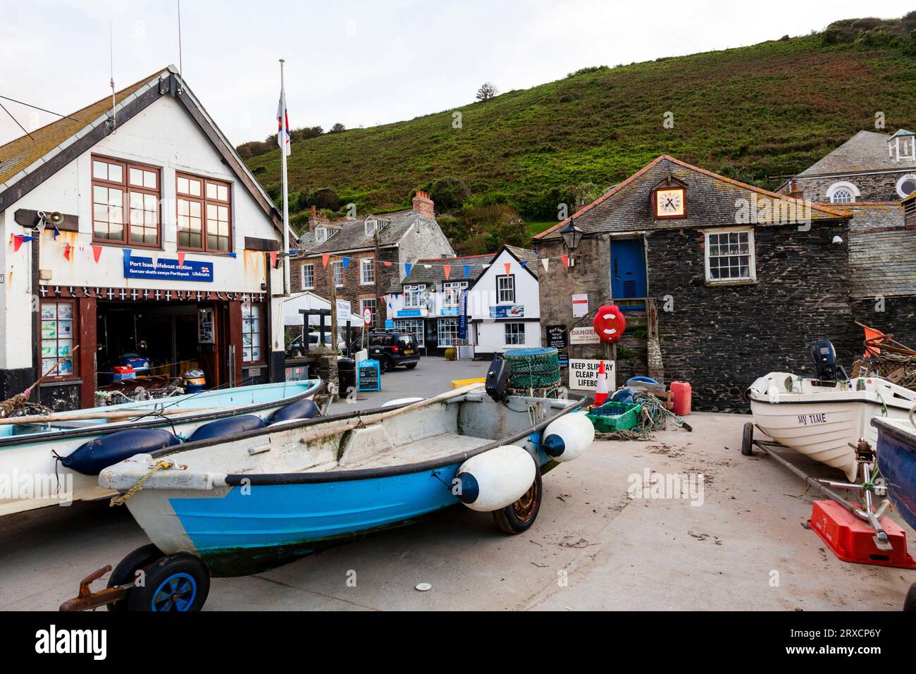 Prima serata sul Platt (porto) a Port Isaac, Cornovaglia, Inghilterra, Regno Unito Foto Stock