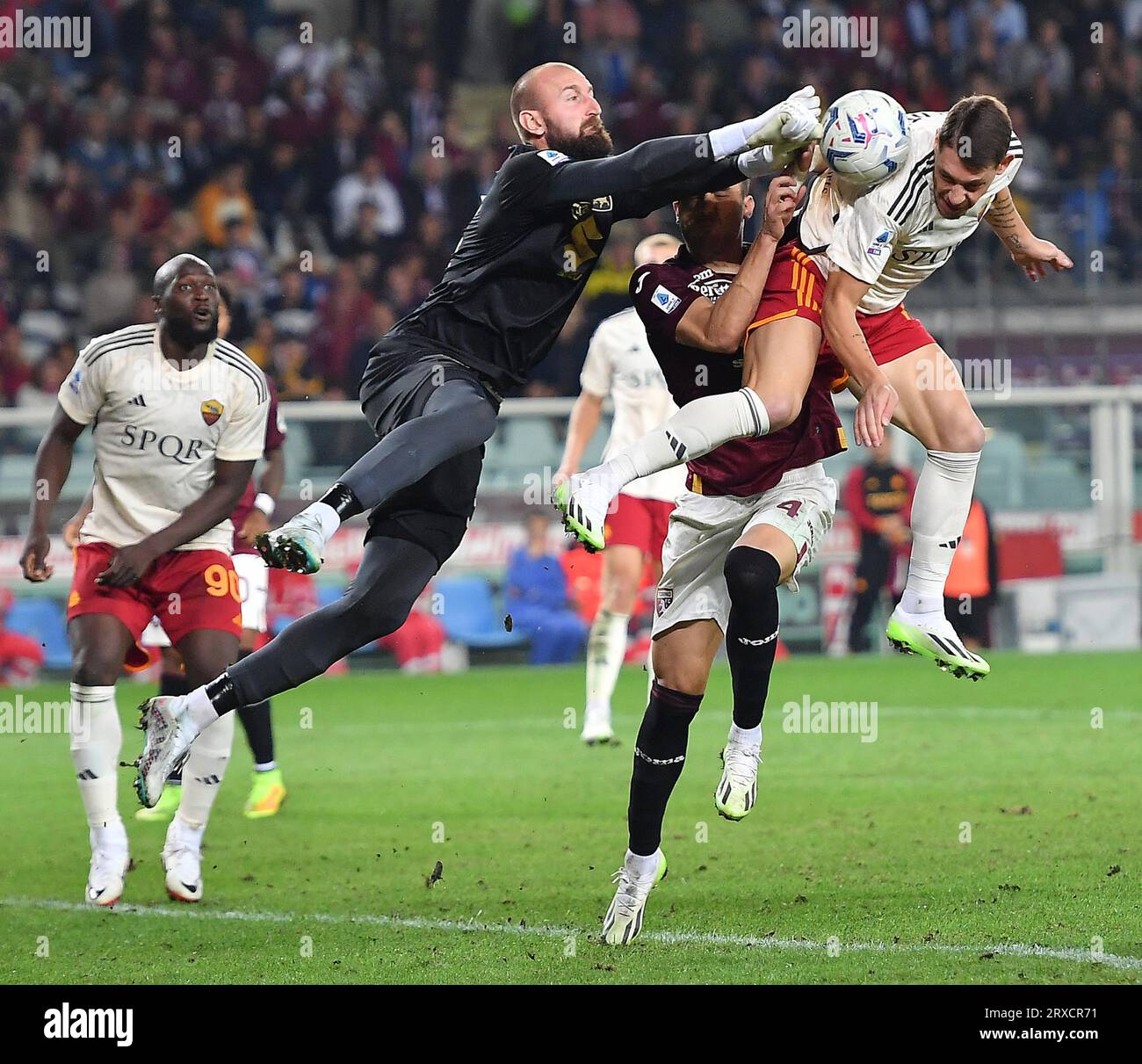 24 settembre 2023, TORINO: La Torino Vanja Milinkovic Savic e la Roma Andrea Belotti in azione durante la partita di serie A Torino FC vs AS Roma allo Stadio Olimpico grande Torino di Torino, Italia, 24 settembre 2023 ansa/ALESSANDRO DI MARCO (Credit Image: © ansa via Credit: Zuma Press/Alamy Live News Foto Stock