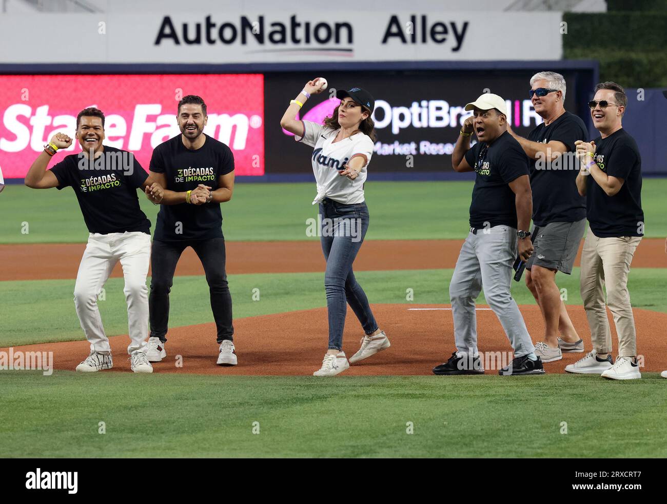 Miami, Stati Uniti d'America. 24 settembre 2023. MIAMI, FL- 24 SETTEMBRE: El Niño Prodigio, Borja Voces, Michelle Galvan, Toniy Dandrades, Ricardo Arambarri e Roger Borges vengono visti durante i Miami Marlins contro i Milwaukee Brewers prima di lanciare il primo campo al Loan Depot Park il 24 settembre 2023 a Miami, Florida. (Foto di Alberto E. Tamargo/Sipa USA) credito: SIPA USA/Alamy Live News Foto Stock