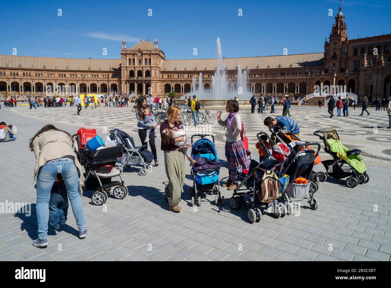 Spagna, Andalusia, Siviglia. Plaza de España , Parque de María Luisa. Madri con bambini "por la libertad de las mujeres", "Freedom for Woman" Foto Stock