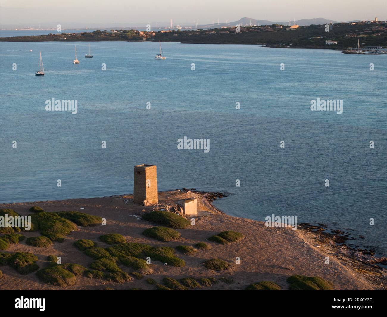 La Pelosa a Stintino, nella parte settentrionale della Sardegna. Foto scattate con un drone durante il tramonto. Foto Stock