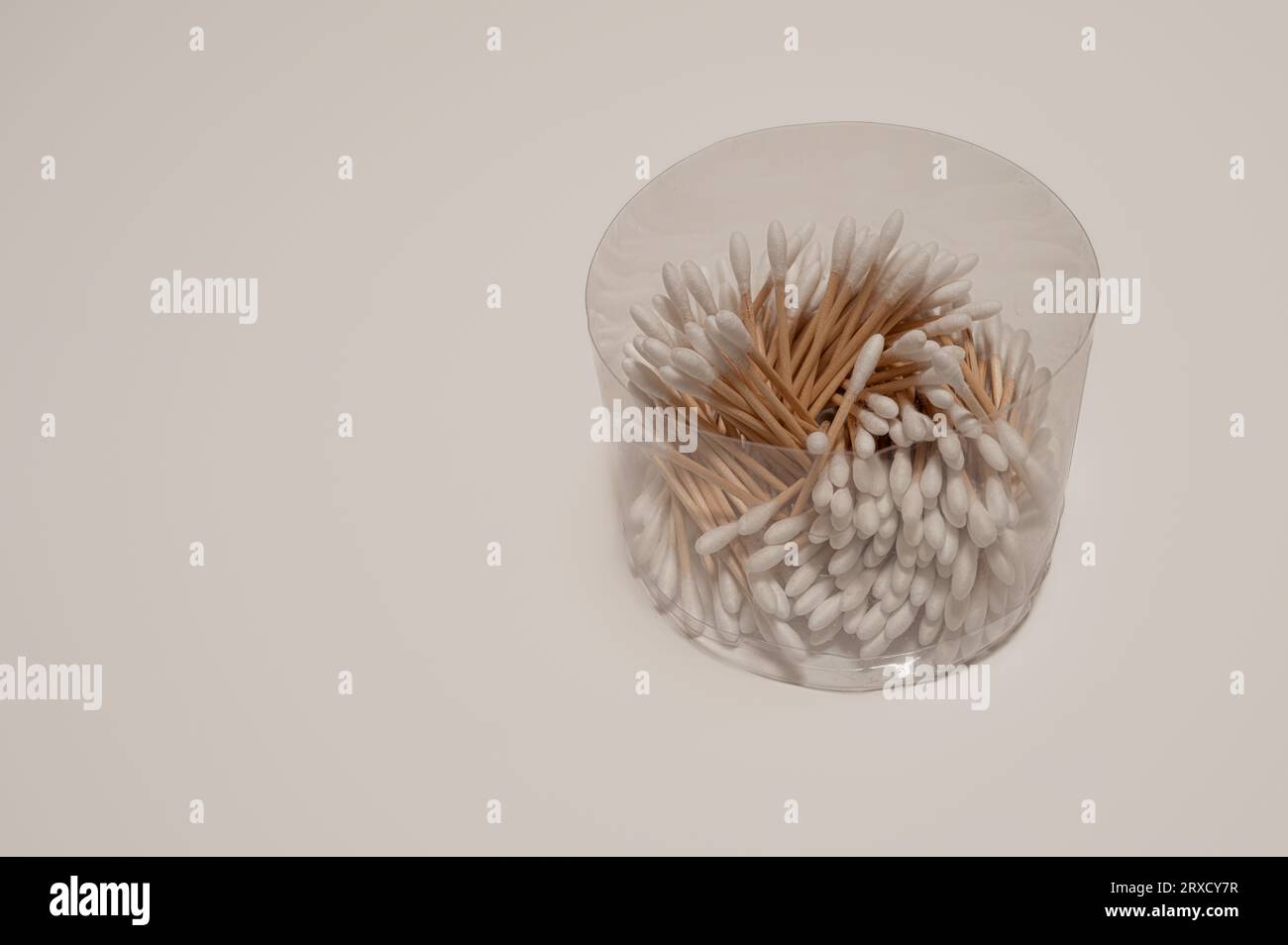 Bastoncini di cotone in legno su sfondo bianco Foto Stock