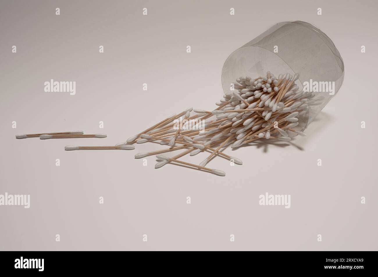 Bastoncini di cotone in legno su sfondo bianco Foto Stock