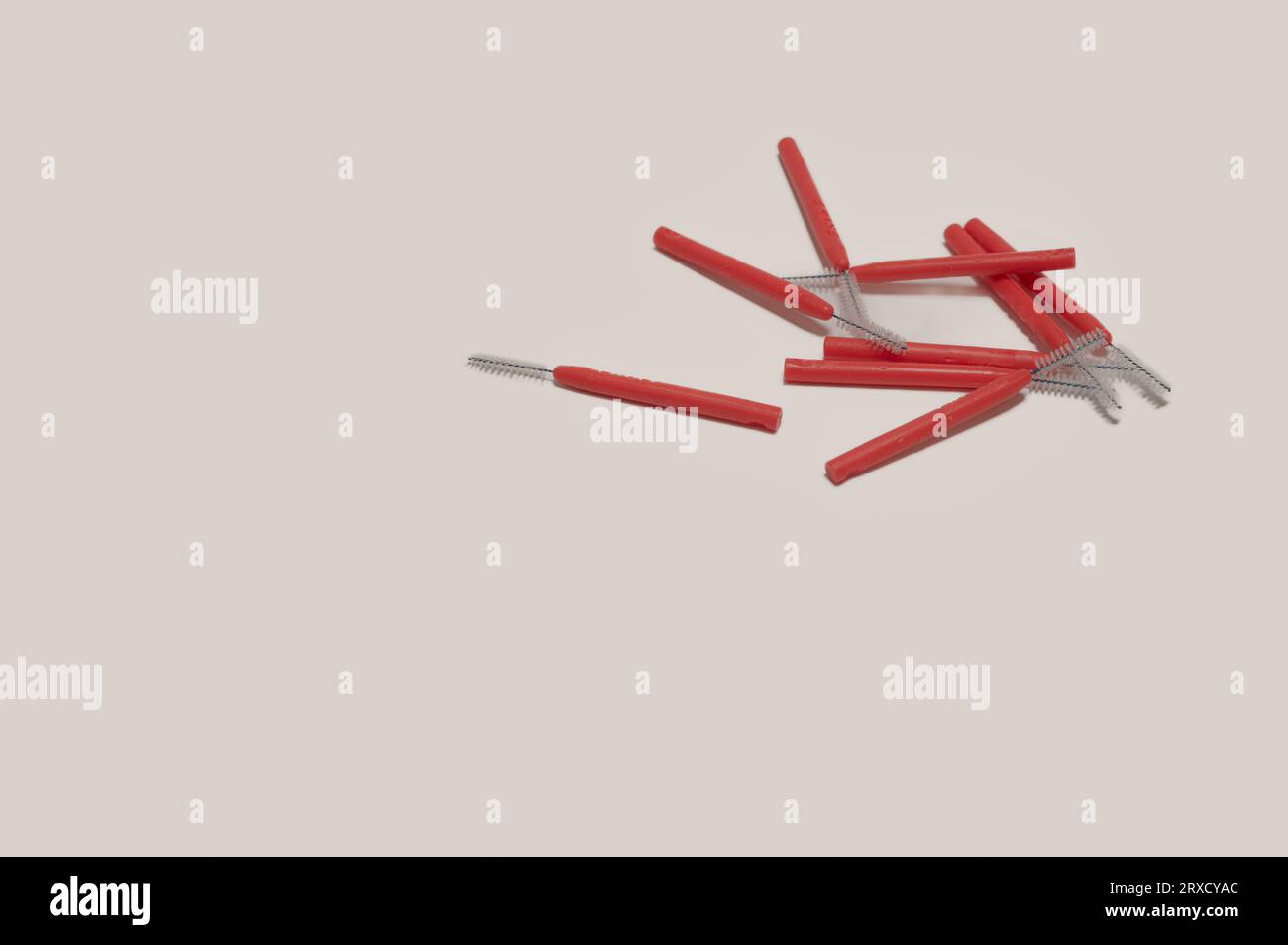 stuzzicadenti in plastica rossa su sfondo bianco Foto Stock