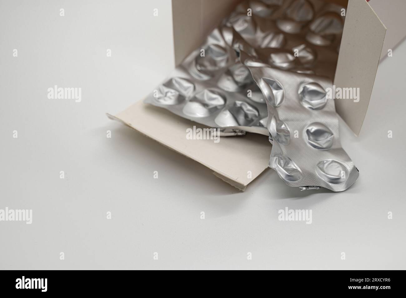 pacchetto di medicinali vuoto su sfondo bianco Foto Stock