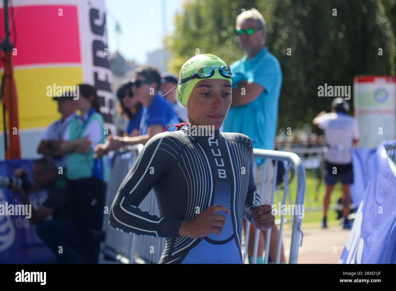 Pontevedra, Spagna, 24 settembre 2023: La triatleta portoghese, Maria Tomé, parte per i Campionati del mondo di triathlon femminile U23 2023, il 24 settembre 2023, a Pontevedra, in Spagna. Credito: Alberto Brevers / Alamy Live News. Foto Stock